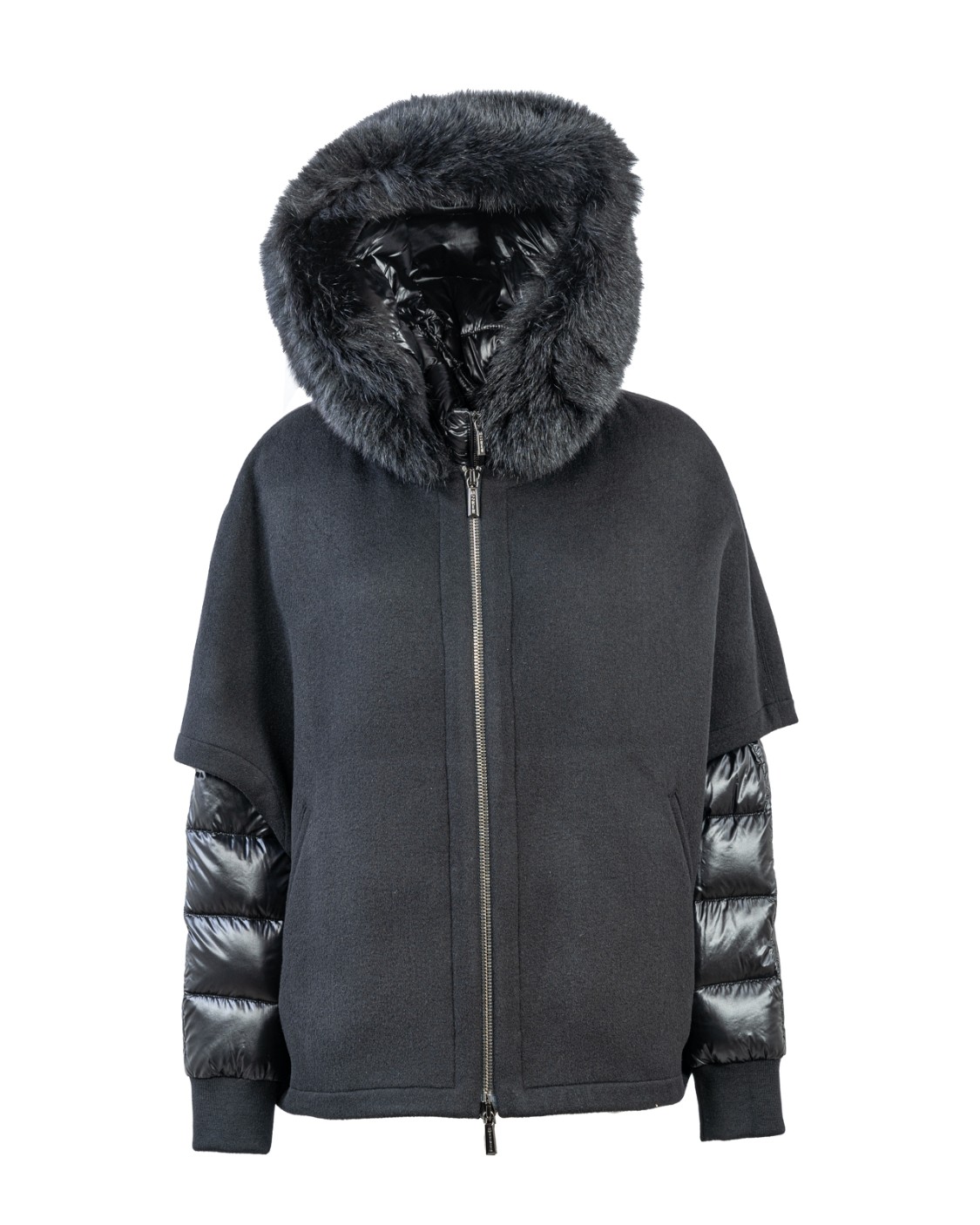 shop MOORER  Giaccone: Moorer cappa corta "Pegaso".
Cappa in lana double misto cachemire con collo in maglia.
Giacca interna staccabile trapuntata in finissima piuma d’oca con maglia tubolare per polsi e cappuccio rifinito con bordo in vera volpe.
Chiusura con zip con doppio cursore.
Composizione tessuto: 90%WO 10%WS.
Made in Italy.. PEGASO 300009-U0001 number 7684556